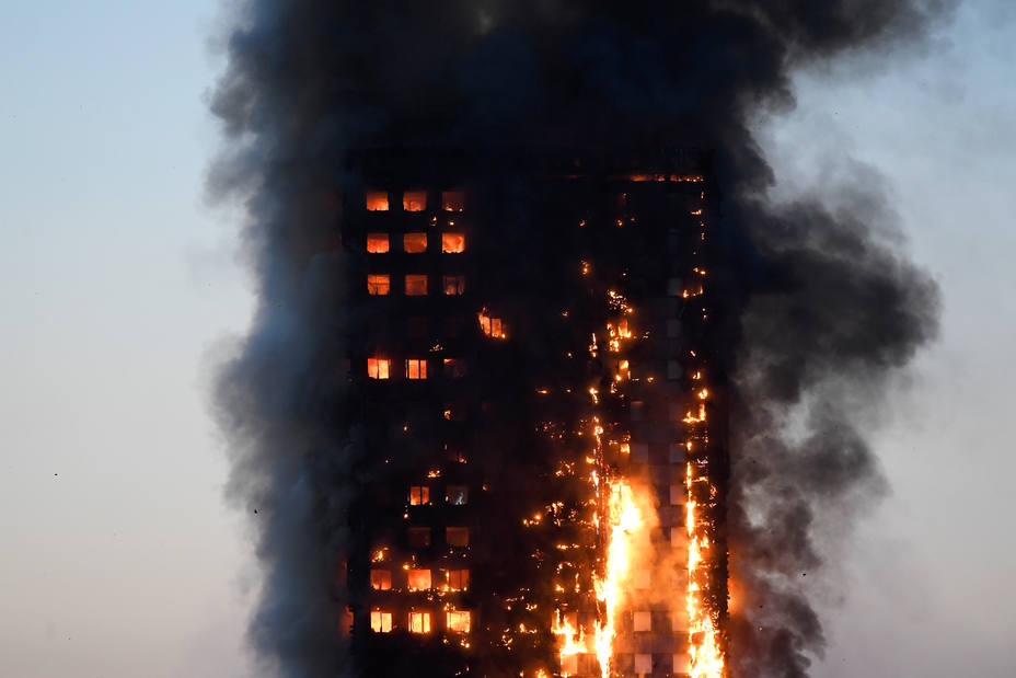 La torre residencial que ha ardido este martes en Londres, en llamas.