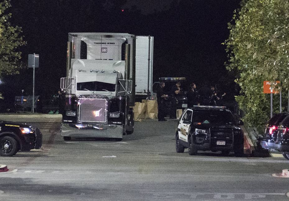 Imagen del camión encontrado en Texas con 8 muertos en su interior