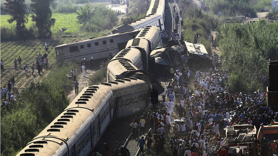 Vista de los restos de dos trenes tras chocar a las afueras de Alejandría, en la costa norte de Egipto