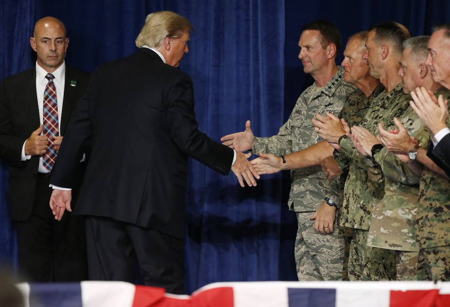 Trump saluda a miembros del ejército de Estados Unidos