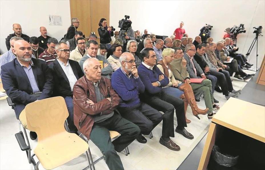 Algunos de los acusados por el ‘caso Faycán’ que se sientan en el banquillo de la Audiencia de Las Palmas