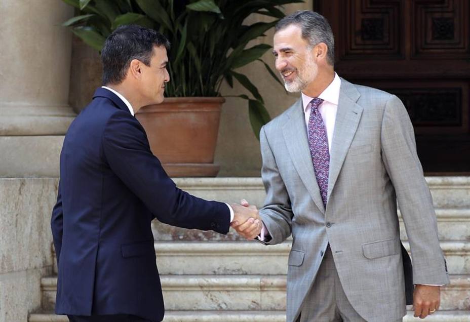 Felipe VI y Sánchez se reúnen en el Palacio de Marivent