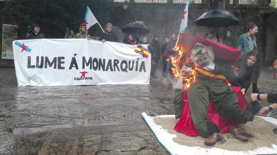 Organización juvenil del BNG quema un muñeco caricaturizado como el Rey Felipe VI en un acto en Santiago de Compostela