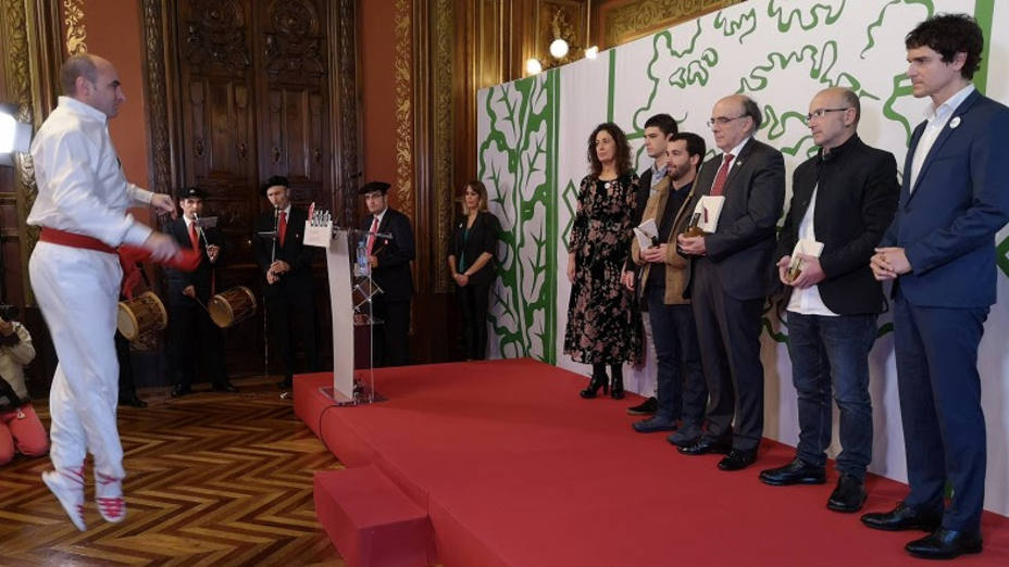 Unai Rementería, diputado foral de Vizcaya, con los Premios Lauaxeta 2018