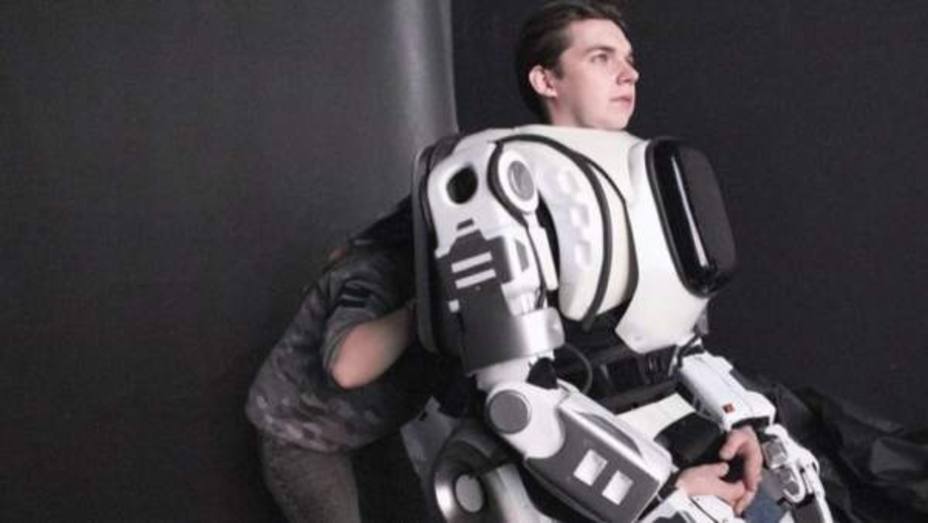 El hombre disfrazado de robot que apareció en unos informativos rusos simulando ser un androide de verdad
