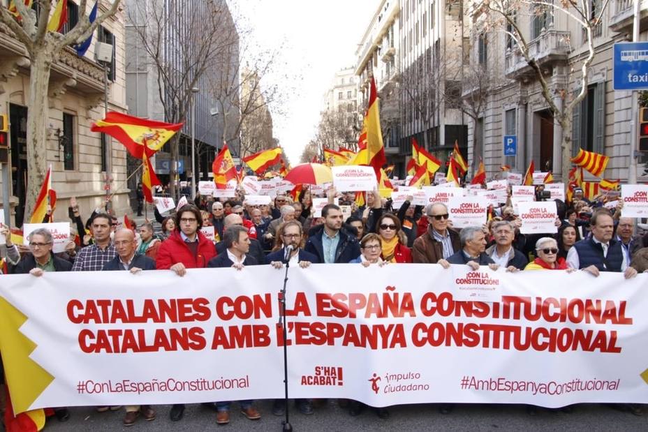 Unas 300 personas se concentran en Barcelona por la España constitucional