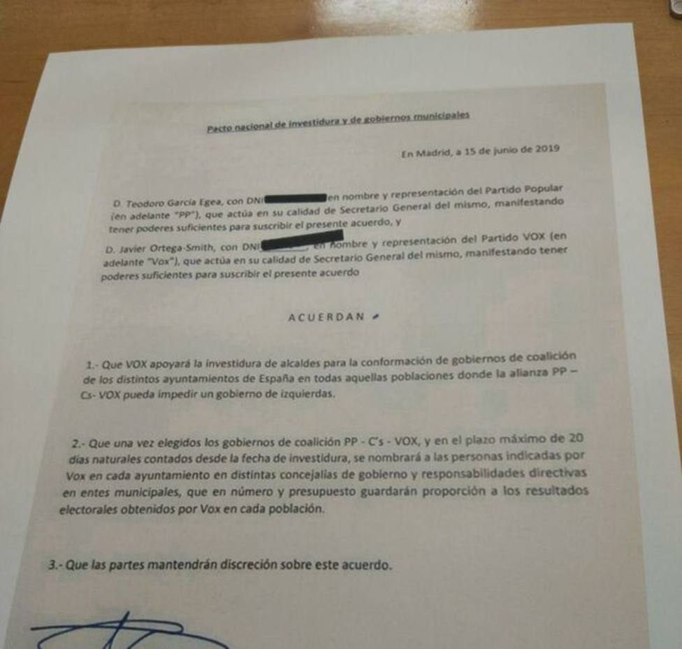 Así es el acuerdo que firmaron PP y Vox: gobiernos de coalición y concejalías para Abascal