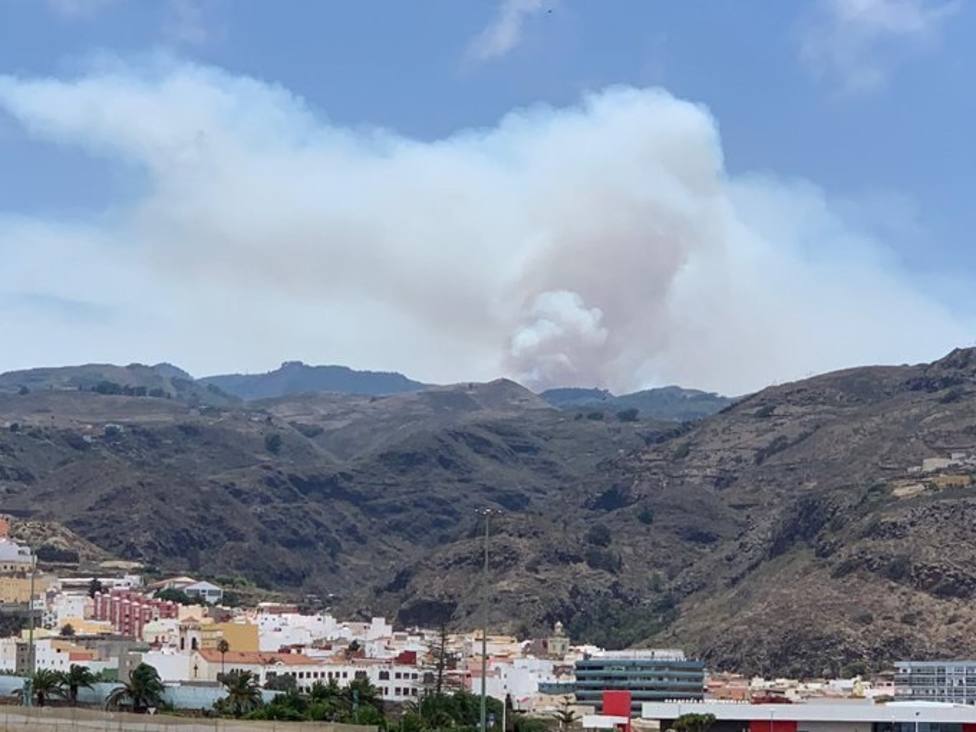 Incendios.- El incendio de Artenara sigue sin control y obliga a desalojar a un millar de vecinos