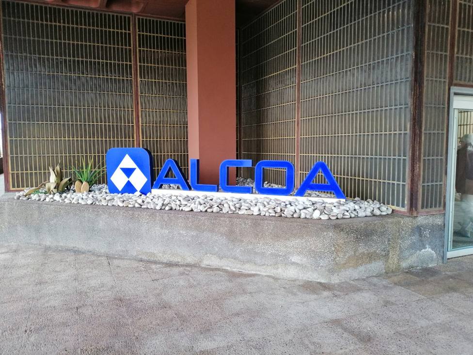 Logotipo de Alcoa a la entrada de la fábrica