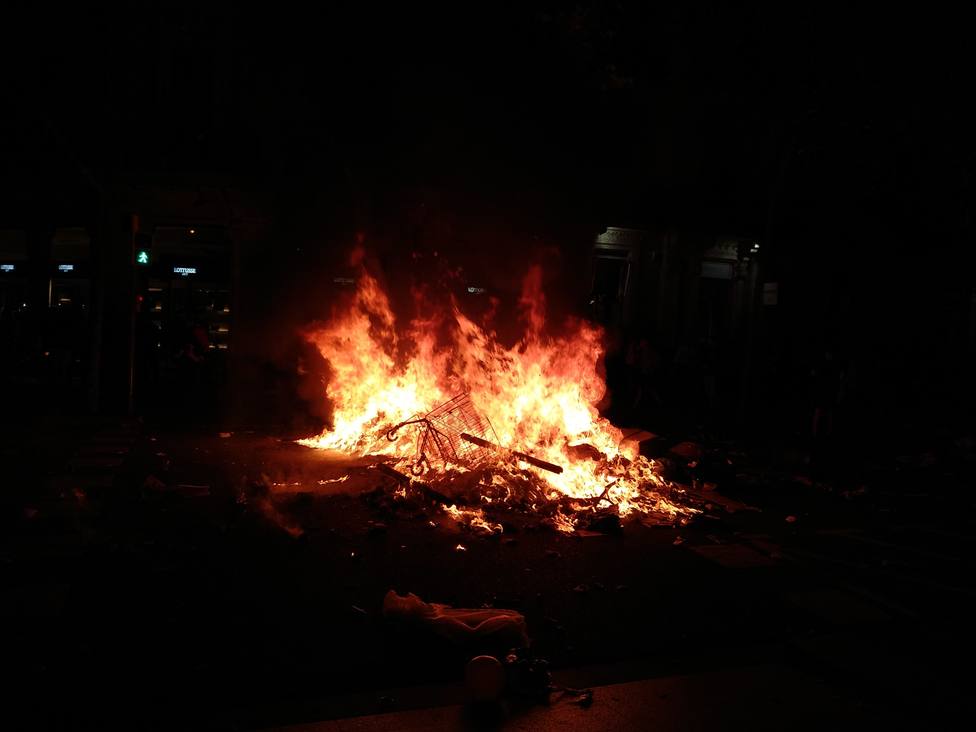 Manifestantes antifascistas encienden hogueras y queman contenedores en Barcelona