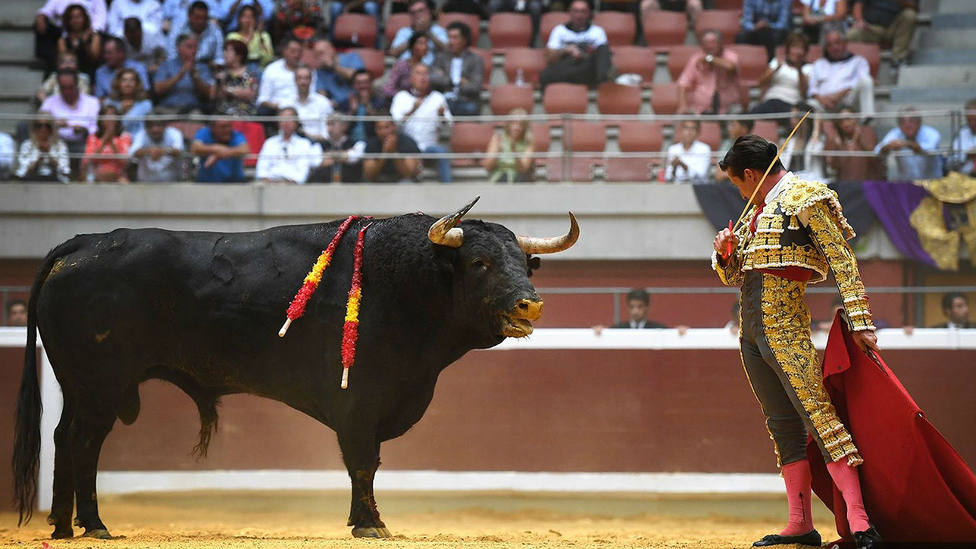 Diego Urdiales durante su faena de muleta en Logroño al toro Basilico de Garcigrande