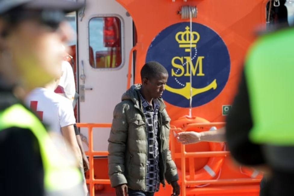 Rescatan a cuatro inmigrantes de una balsa que intentaba cruzar el Estrecho