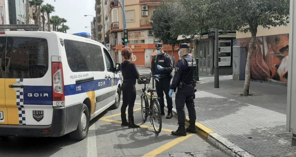 Multa a una ciclista en plena cuarentena, ayer en Alicante