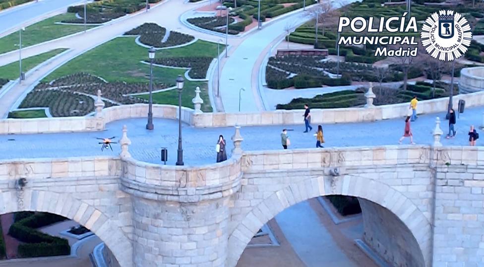 Drones de Policía Municipal siguen avisando en grandes parques de Madrid la necesidad de quedarse en casa