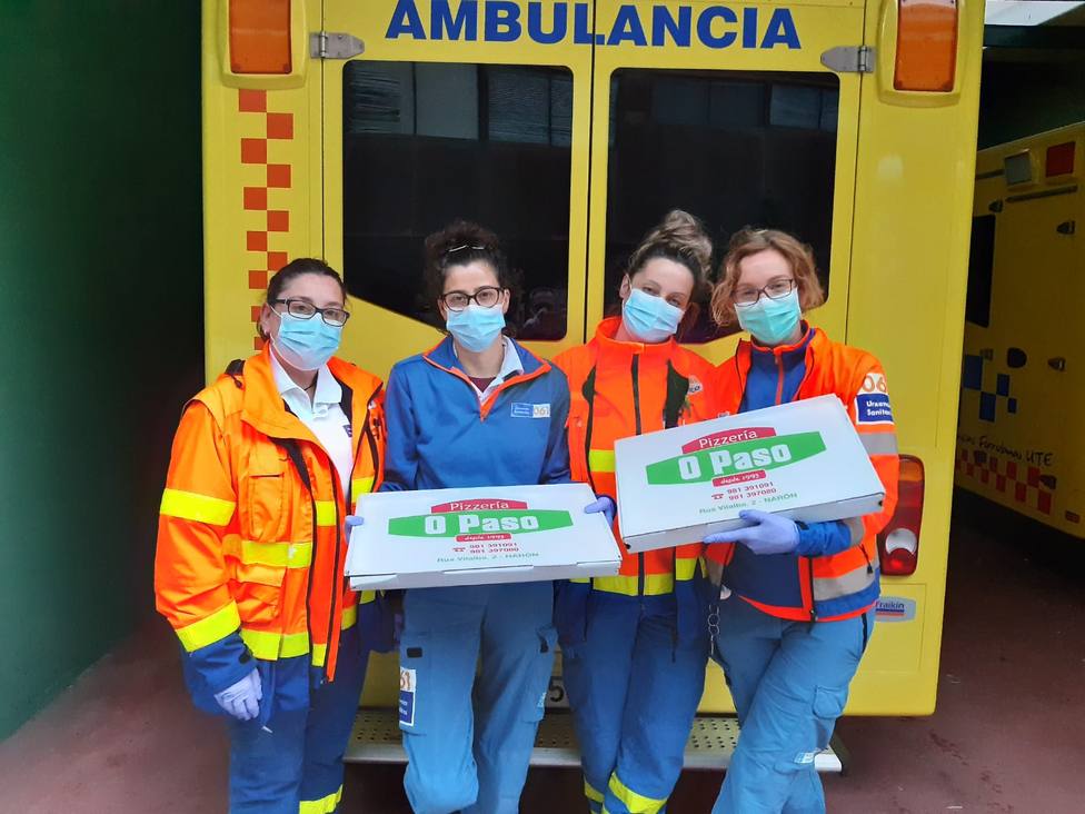 Profesionales de las ambulancias también han recibido pizzas - FOTO: Cedida