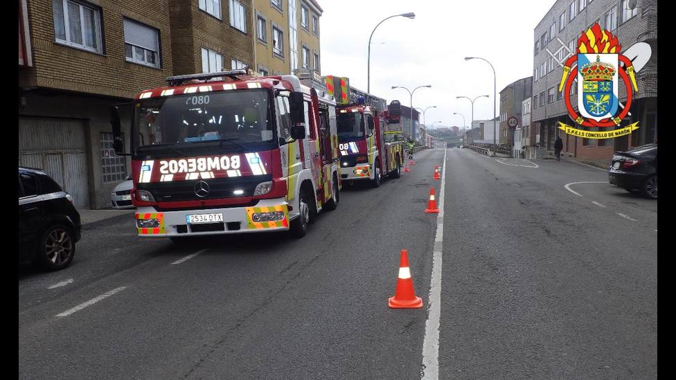 Vehículos de los equipos de emergencia en el lugar del incidente - FOTO: SPEIS Narón