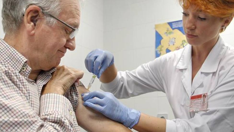 Un mayor de 65 se vacuna