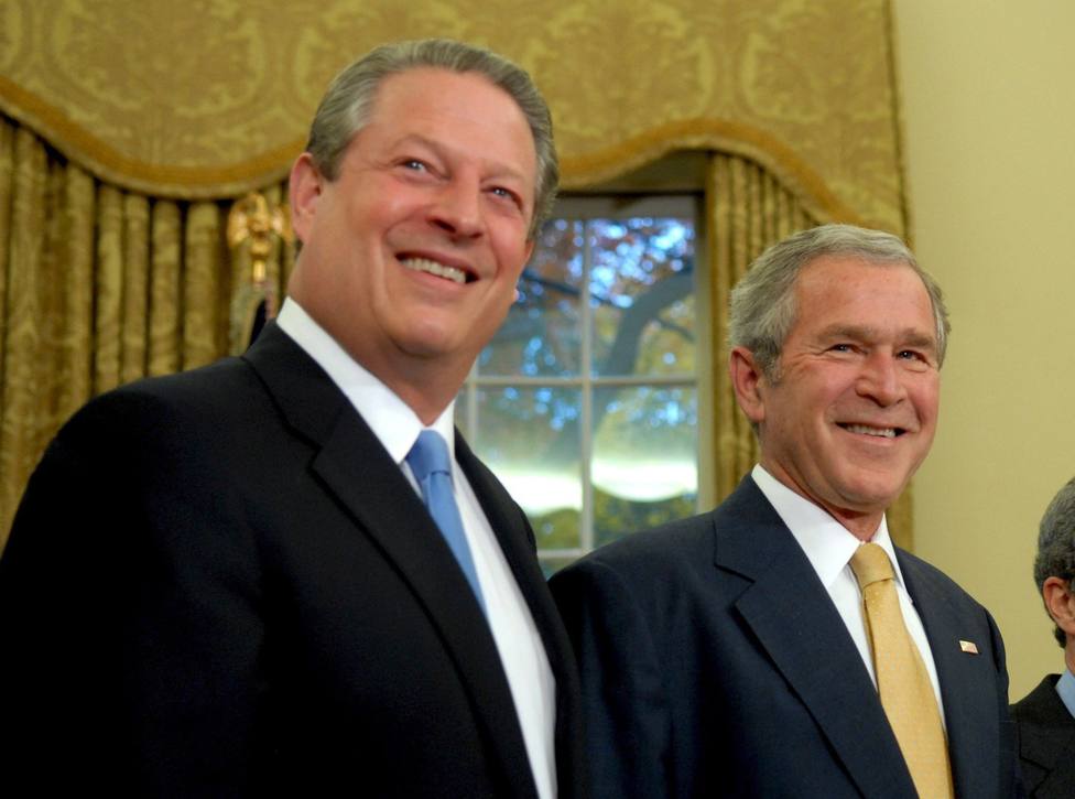 Bush contra Al Gore: el precedente de una elección que acabó en los tribunales