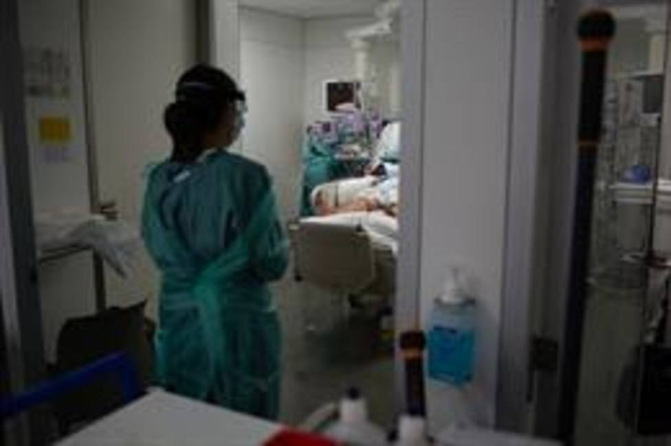 Personal sanitario visita a un enfermo ingresado en la Unidad de Cuidados Intensivos