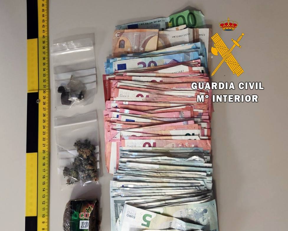 Detenido con hachís, marihuana y 3000 euros en un doble fondo en el maletero de un vehículo en La Mojonera