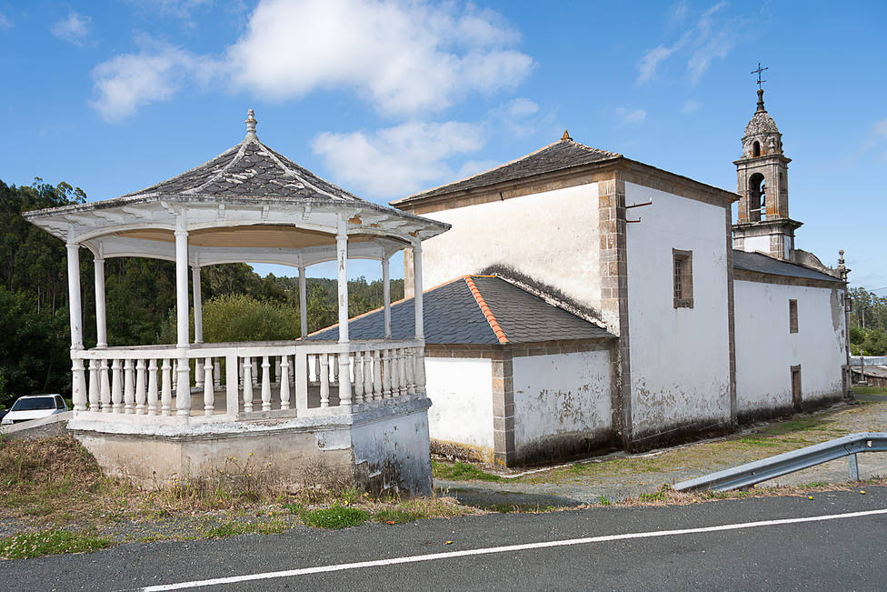 Palco de la música situado al lado de la Iglesia de San Pelayo de Ferreira, en San Sadurniño