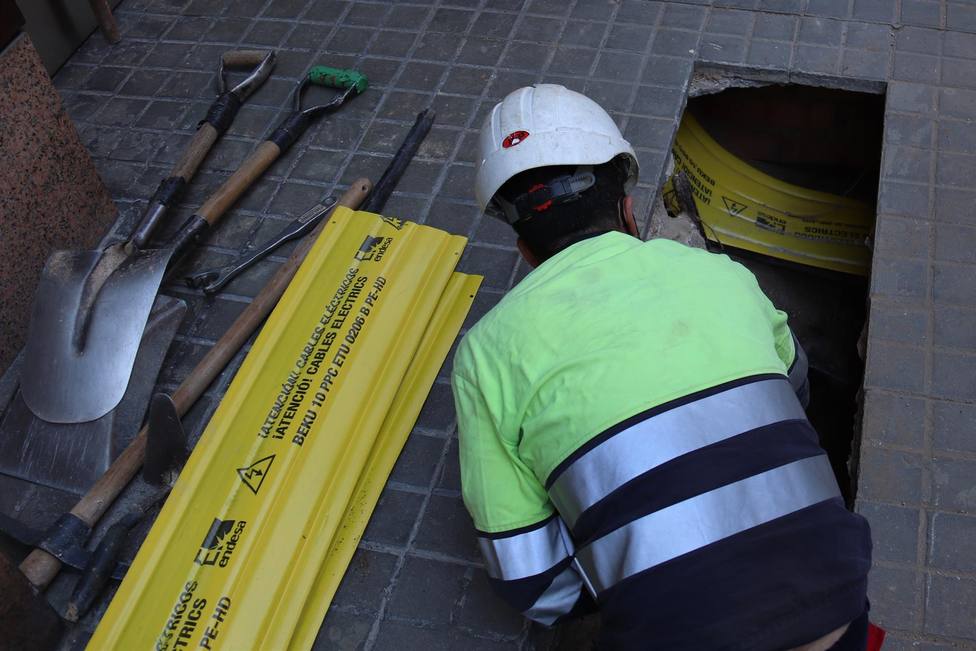 Un obrero trabajando en un suministro eléctrico en Barcelona - ENDESA