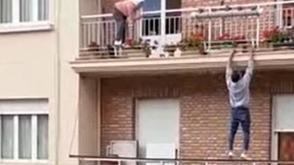 Un joven evita la tragedia en Calahorra trepando para salvar a una mujer a punto de caer del balcón