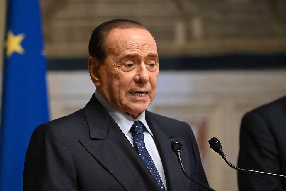 Berlusconi recibe de nuevo el alta tras permanecer cuatro días hospitalizado por secuelas COVID