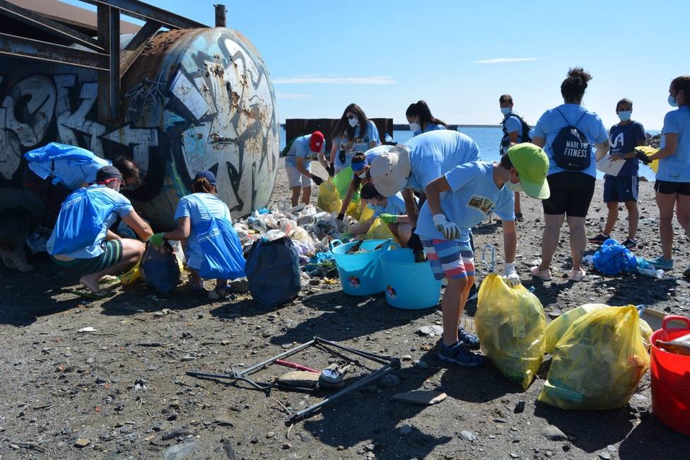 Voluntarios de ANSE recogen 500 kilos de residuos en la Caleta del Estacio (La Manga)