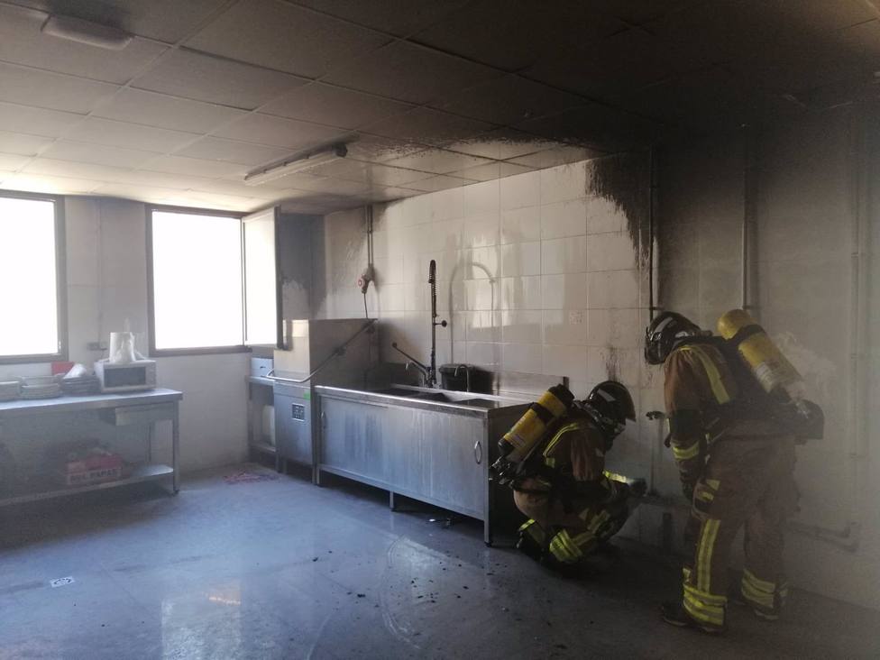 Sucesos.- Bomberos sofocan un incendio declarado en la cocina de un centro educativo de Lorca