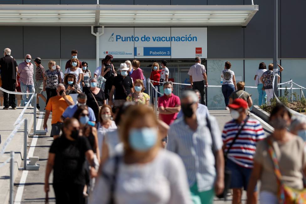 Bajan ligeramente los contagios en Madrid a 958, aunque aumenta la presión hospitalaria