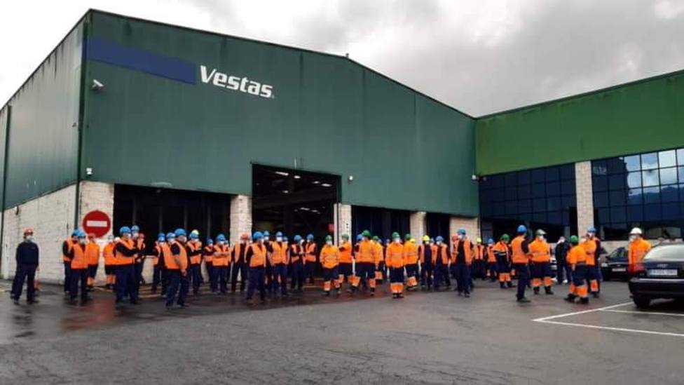 La plantilla de Vestas concentrada a las puertas de la fábrica