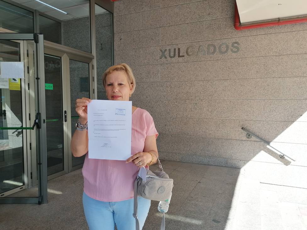 Isabel Ares con su carta de dimisión presentada en la Junta Electoral ante el Juzgado de Ferrol