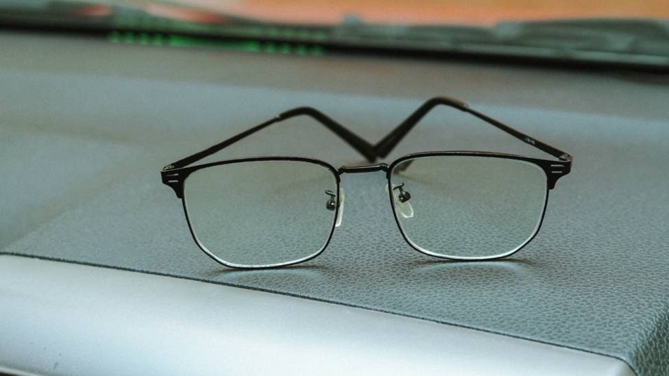 Te obliga la DGT a llevar gafas de repuesto en el coche si tienes
