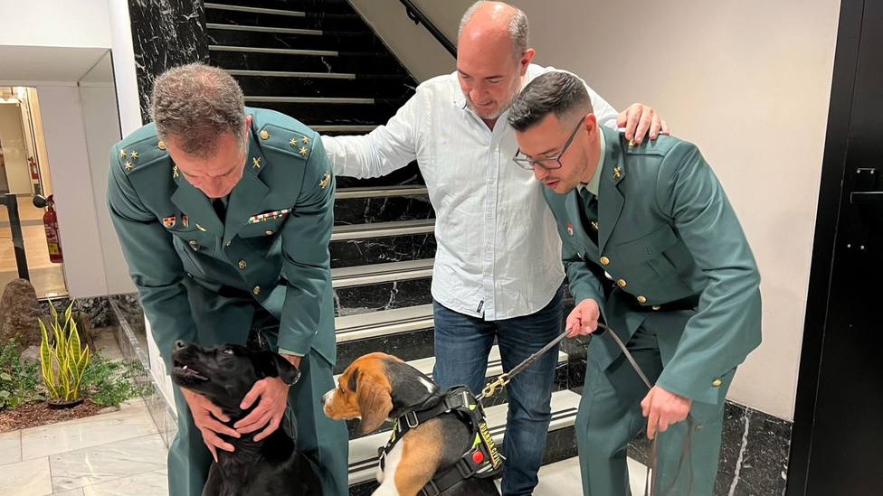 Dos miembros de la Guardia Civil con sus perros y Carlos Moreno El Pulpo