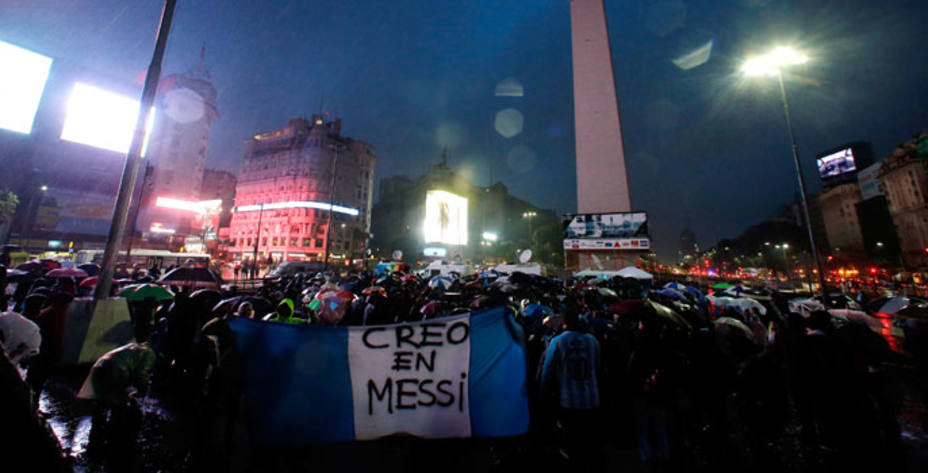 Más de 100 personas se reunieron en Buenos Aires para pedir a Messi que se quede. Reuters.