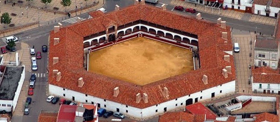La plaza de toros de Almadén, de forma hexagonal, será gestionada esta temporada por la empresa Campo Bravo
