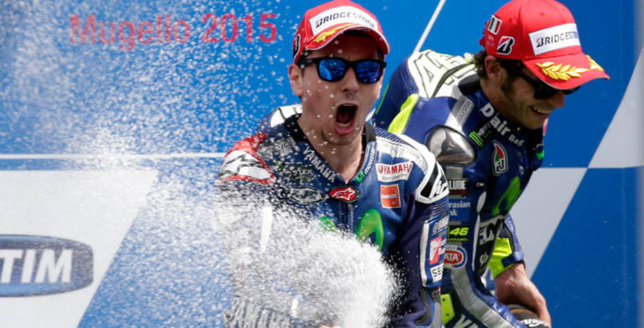 Lorenzo, junto a Rossi, celebra su victoria en el GP de Italia. (Reuters)
