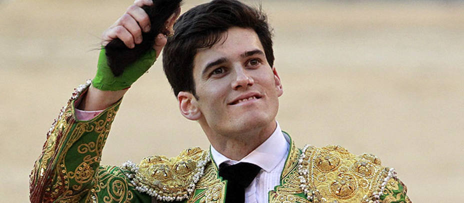José Garrido con la oreja obtenida en su debut en Las Ventas. EFE
