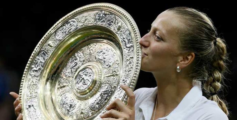 La checa, Petra Kvitova con el trofeo. Reuters.