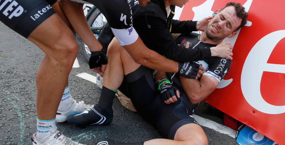 Mark Cavendish se duele en la meta de Leeds tras su caída. Reuters.