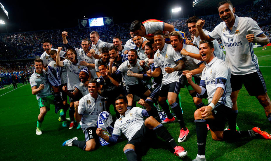El Real Madrid festeja el título de Liga sobre el césped de La Rosaleda. REUTERS