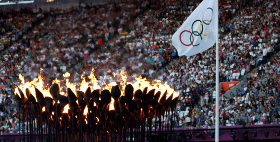 La llama olímpica brilla en el estadio de Londres (Reuters)
