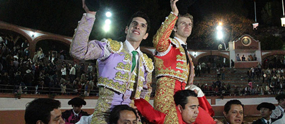 Alejandro Talavante y El Payo en su salida a hombros del coso de Provincia Juriquilla. E.M.