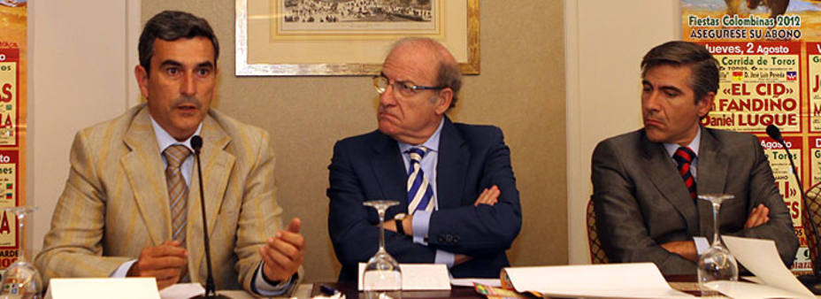 Carlos Pereda y Óscar Polo flanqueando al alcalde de Huelva Pedro Rodríguez. IVÁN DE ANDRÉS