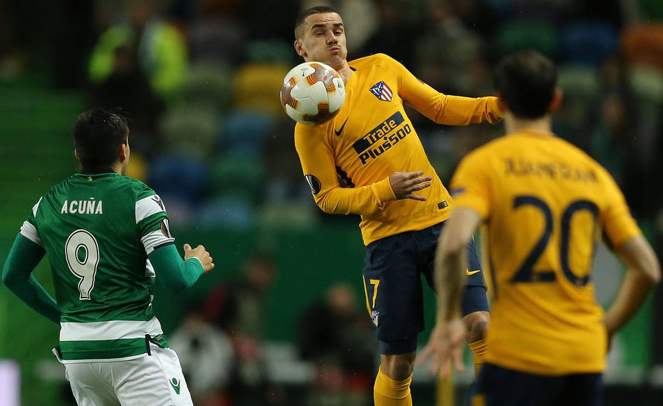 Griezmann controla un balón en Lisboa ante Acuña. EFE