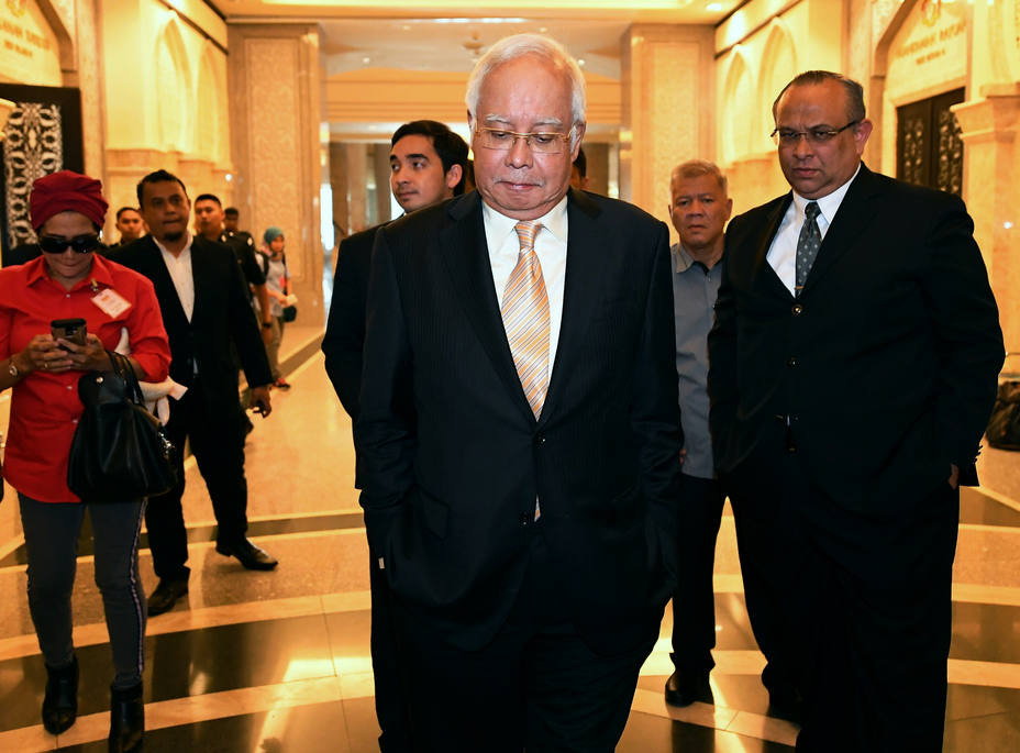 La Fiscalía vuelve a imputar a ex primer ministro malasio de tres antiguos cargos de apropiación indebida