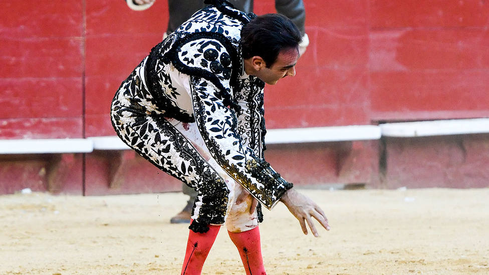 Enrique Ponce tras la cogida sufrida en la pasada Feria de Fallas de Valencia