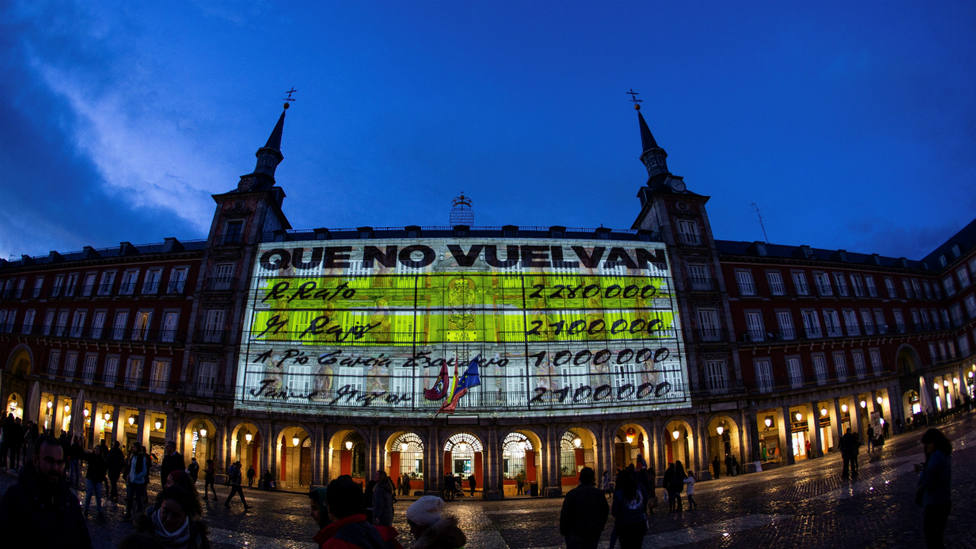 Imágenes del vídeo de los papeles de Bárcenas proyectado en la Plaza Mayor de Madrid