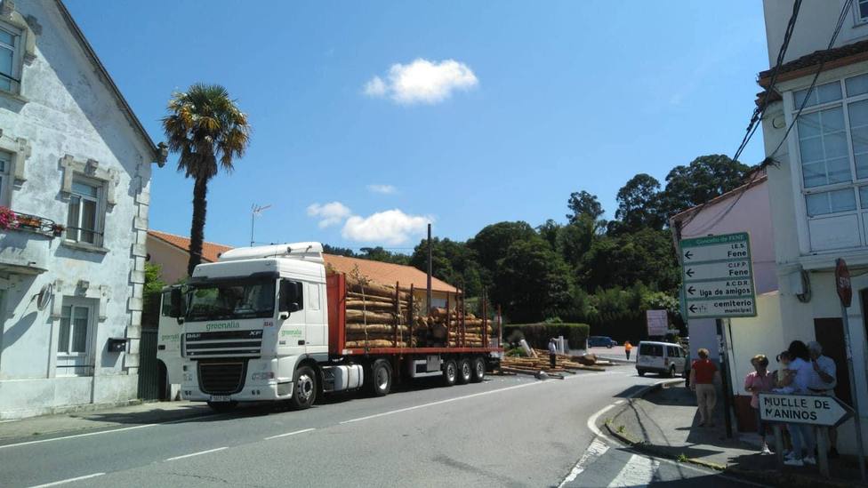El camión perdió parte de la carga de madera en Barallobre, Fene - FOTO: Tráfico Ferrolterra